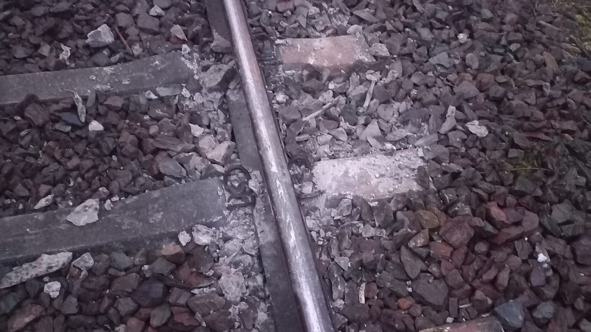 Na koleje u Plzně dal někdo beton, vlak do něj narazil